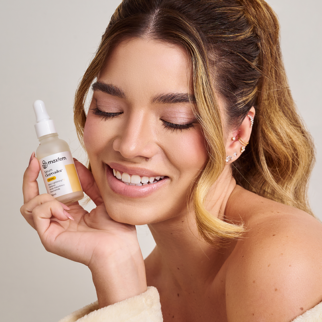 Mulher sorrindo com o Sérum Clareador
